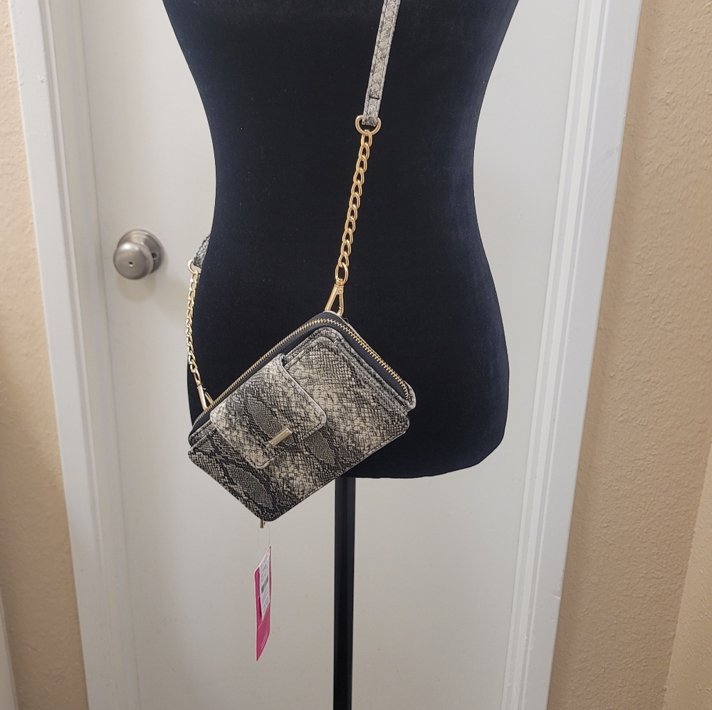 Adjustable strap wallet